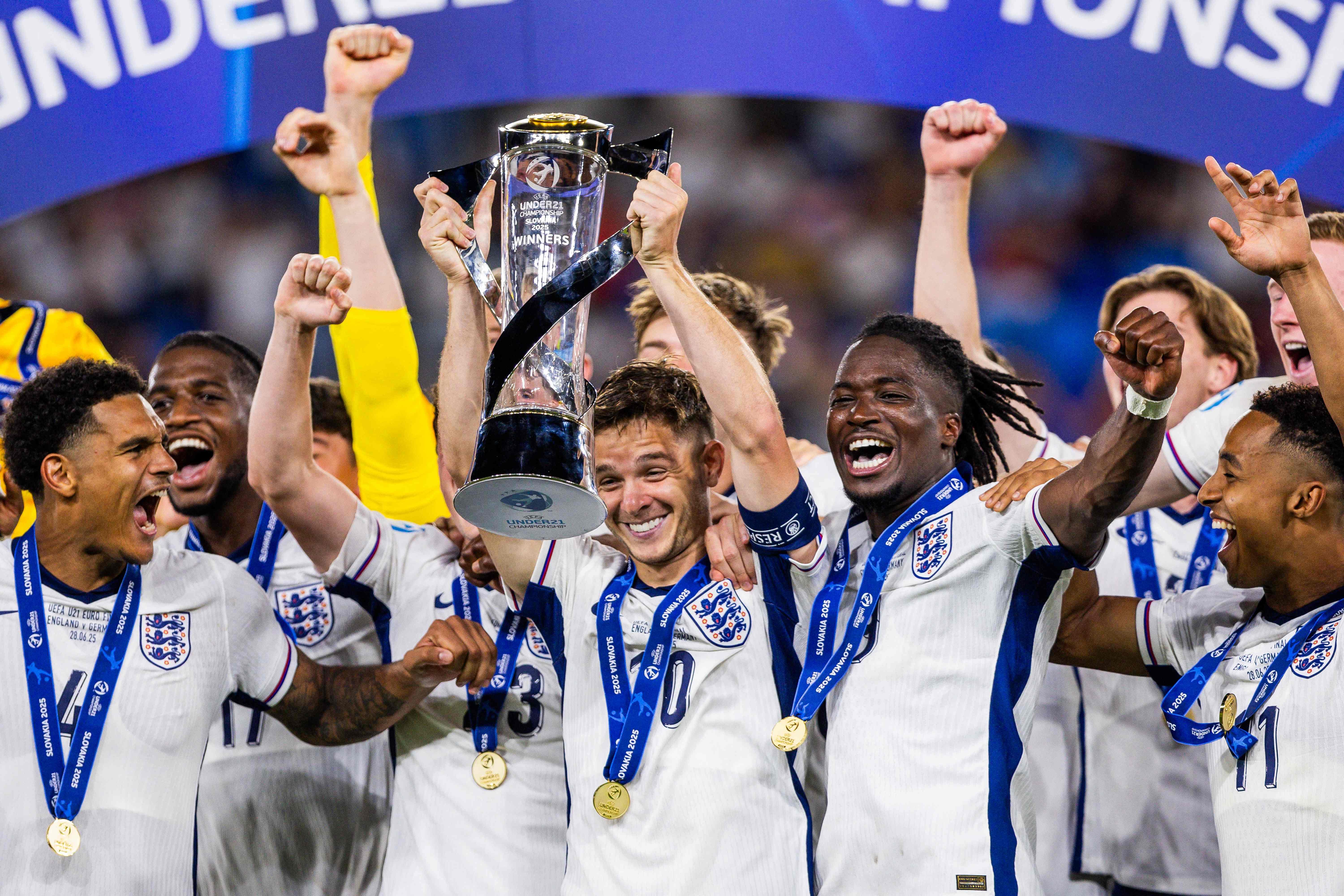 包含英格兰队实力凌厉,团结拼搏战胜对手的词条 包含英格兰队实力凌厉,团结拼搏战胜对手的词条