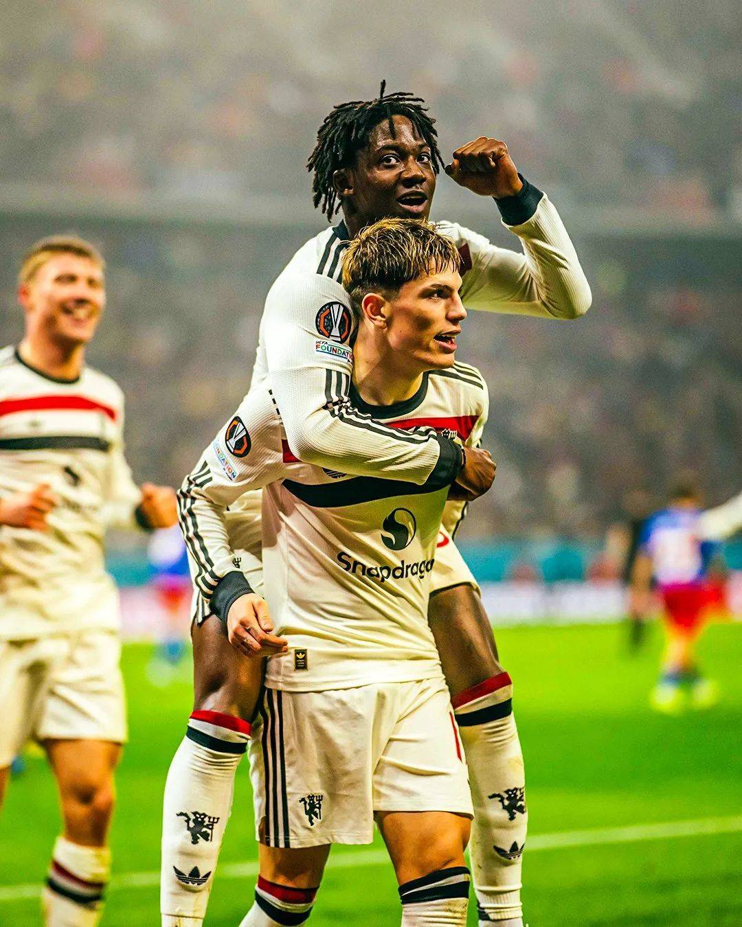 曼联逆转击败诺里奇，保住争夺欧战资格