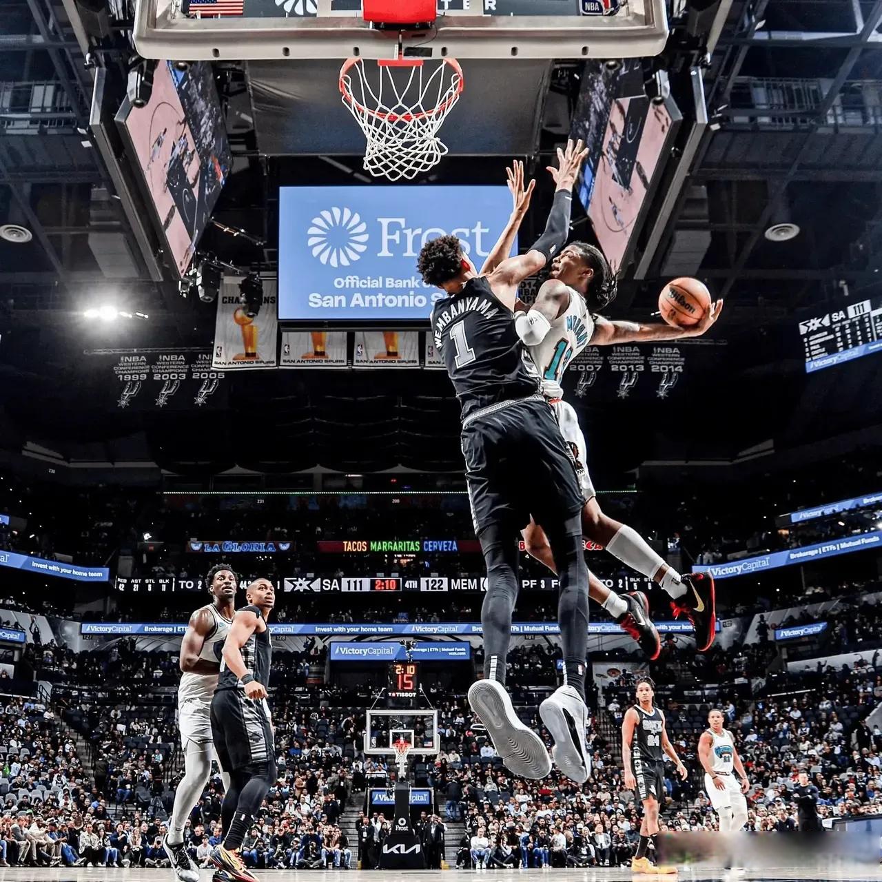 勇士完胜马刺,霍勒迪高光表现 勇士完胜马刺,霍勒迪高光表现